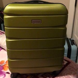 I’m selling a green carry on suitcase